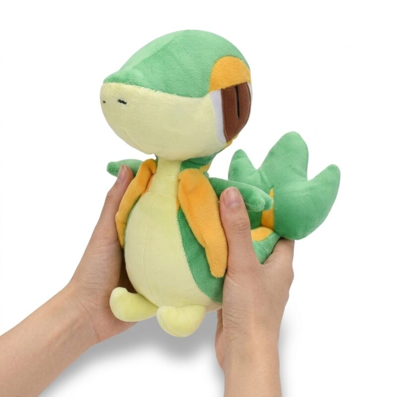 Snivy Peluche sostenida en las manos