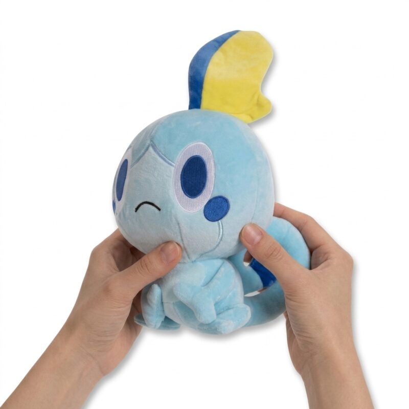 Sobble Peluche sostenido en las manos