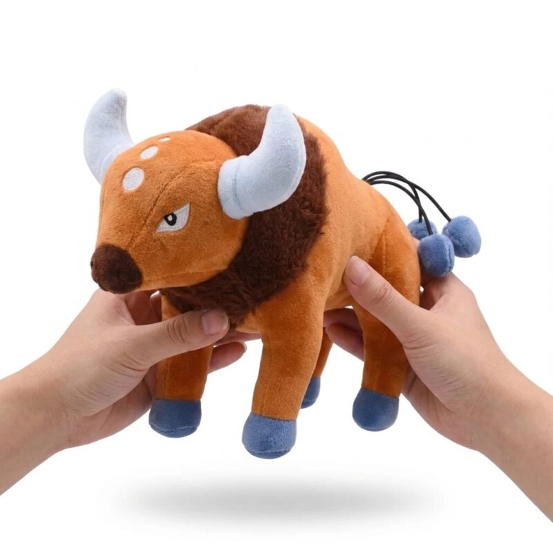 Tauros Peluche sostenido en las manos