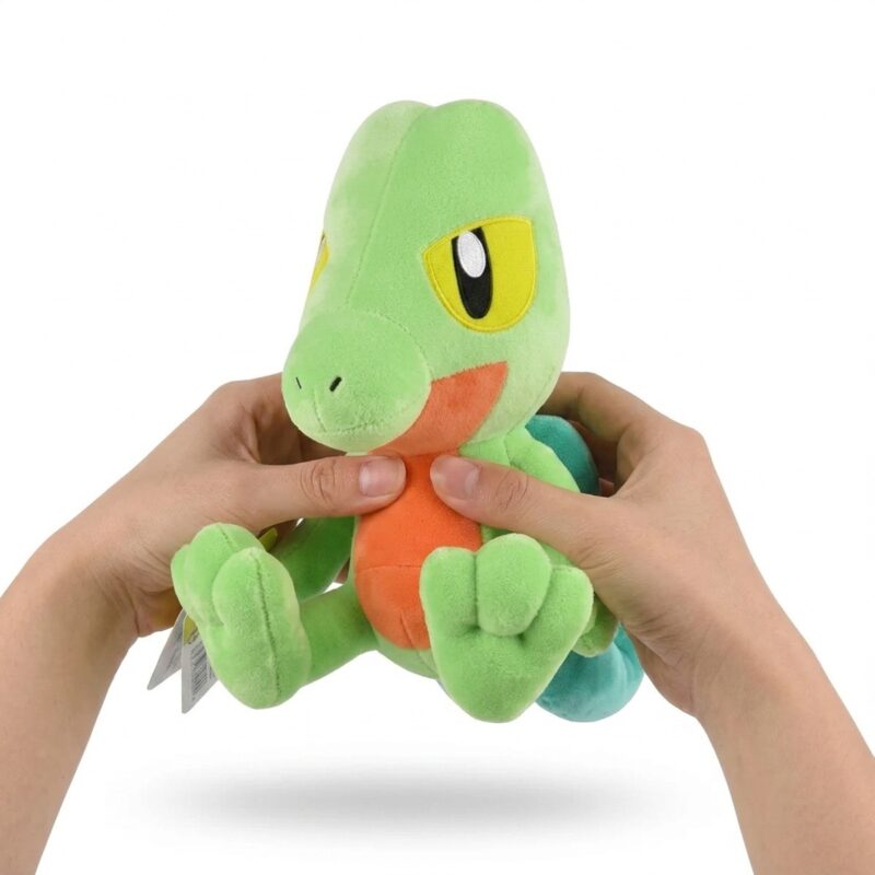 Treecko Peluche sostenido en las manos