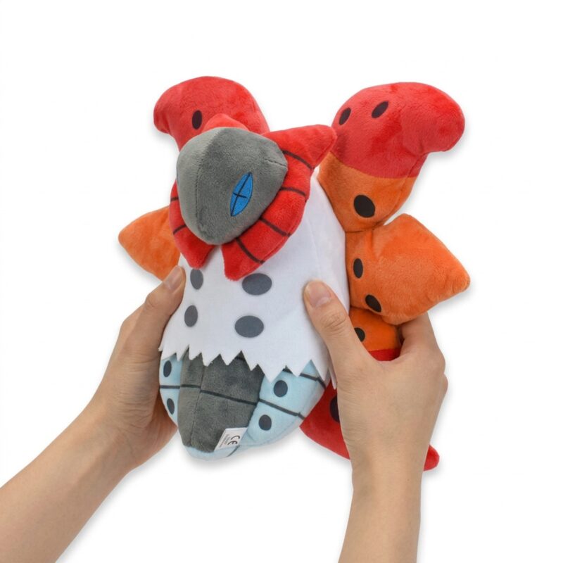 Volcarona Peluche sostenida en las manos