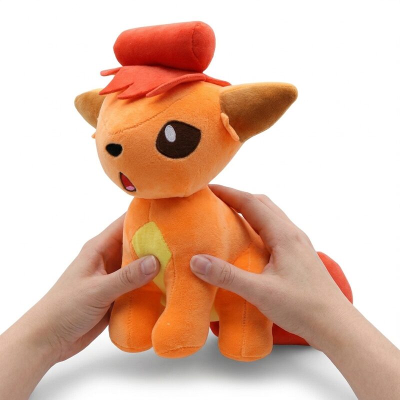 Vulpix Peluche sostenido en las manos