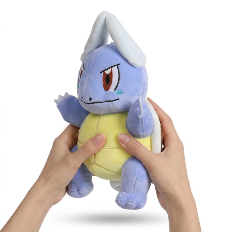 Wartortle Peluche sostenida en las manos