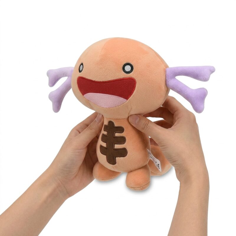 Peluche Wooper de Paldea sostenido en las manos