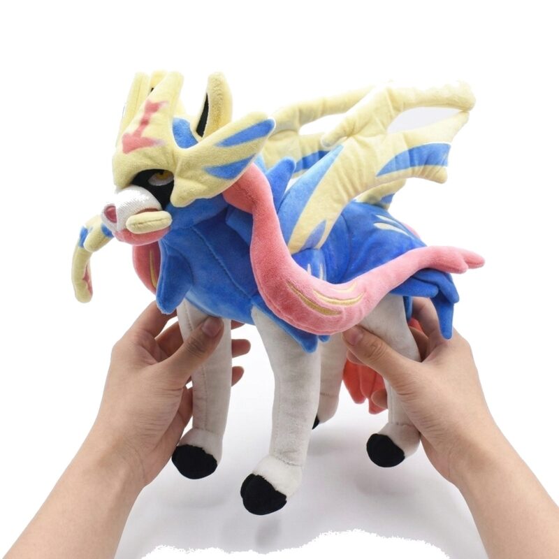 Zacian Peluche sostenida en las manos