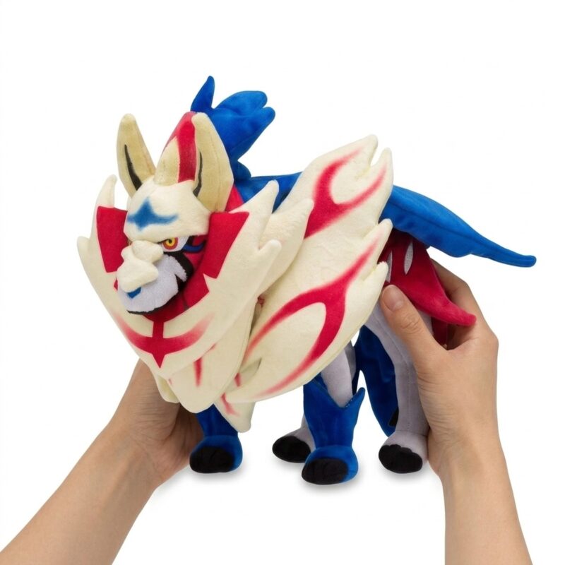 Zamazenta Peluche sostenida en las manos