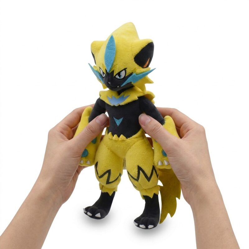 Zeraora Peluche sostenida en las manos