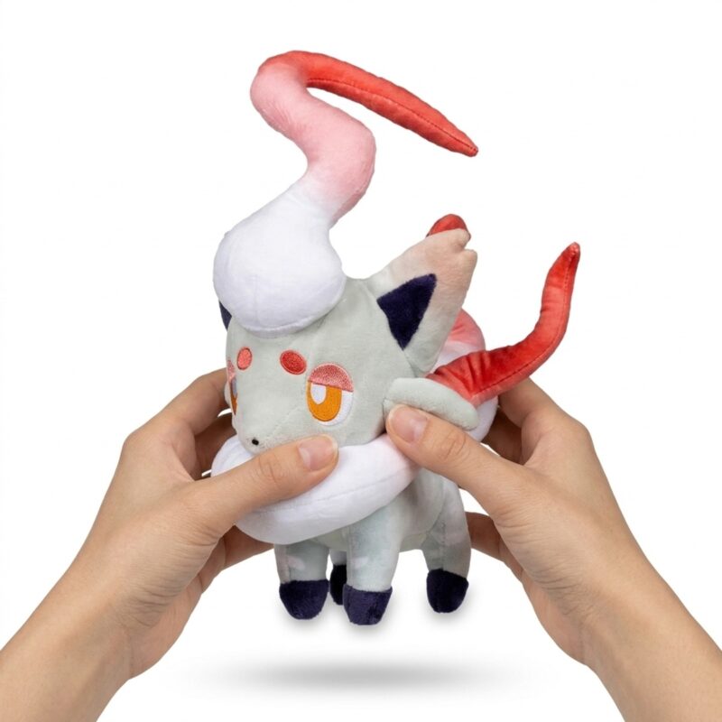 Peluche Zorua de Hisui sostenida en las manos