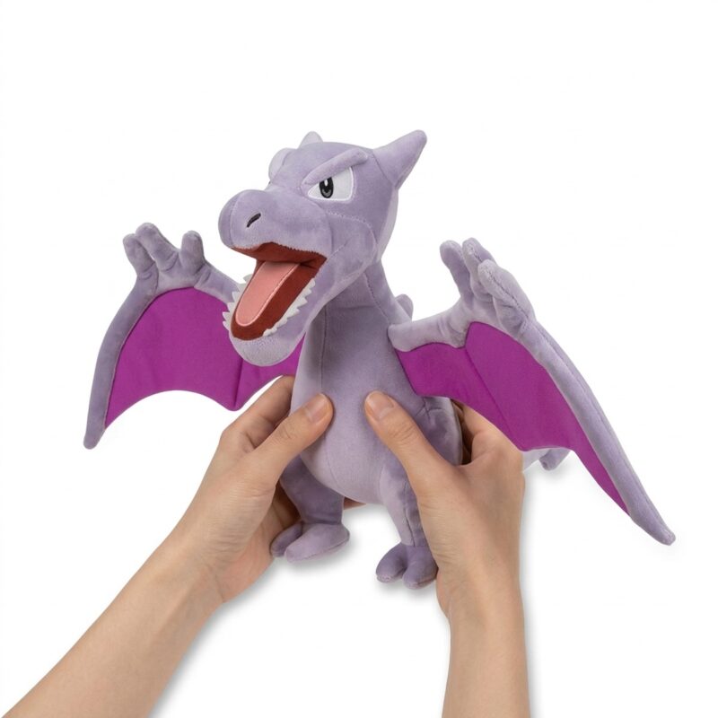 Aerodactyl Peluche sostenido en las manos