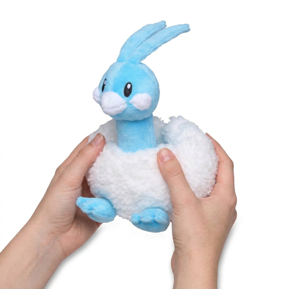 Altaria Peluche sostenida en las manos