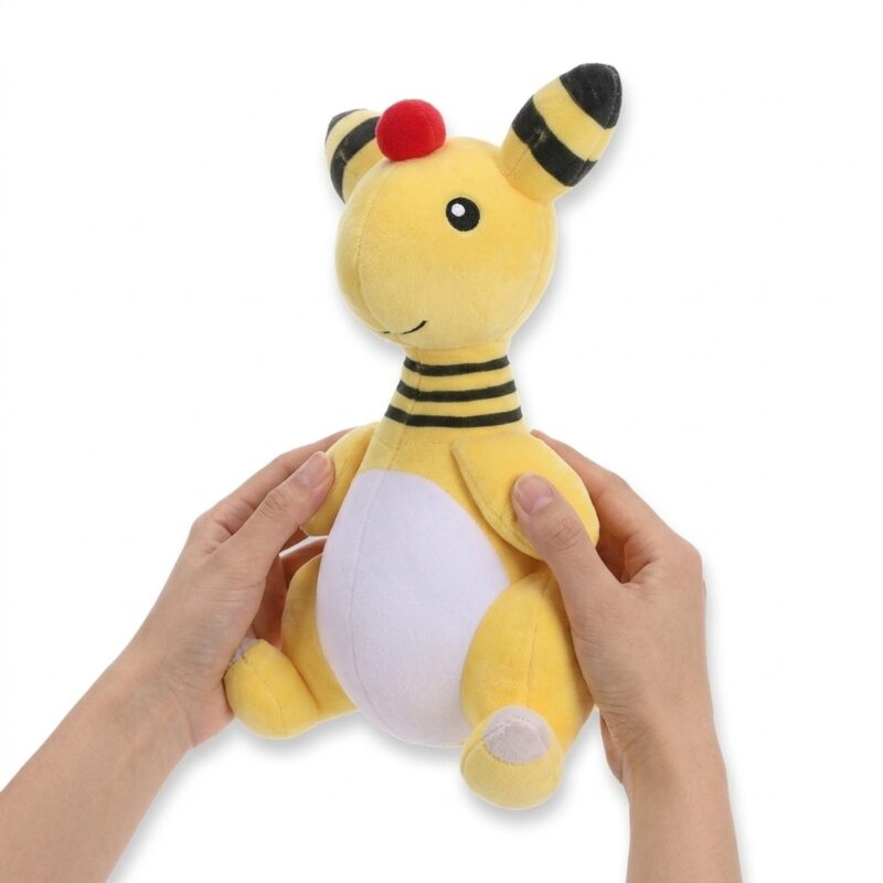 Ampharos Peluche sostenido en las manos