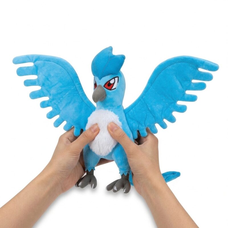Articuno Peluche sostenido en las manos