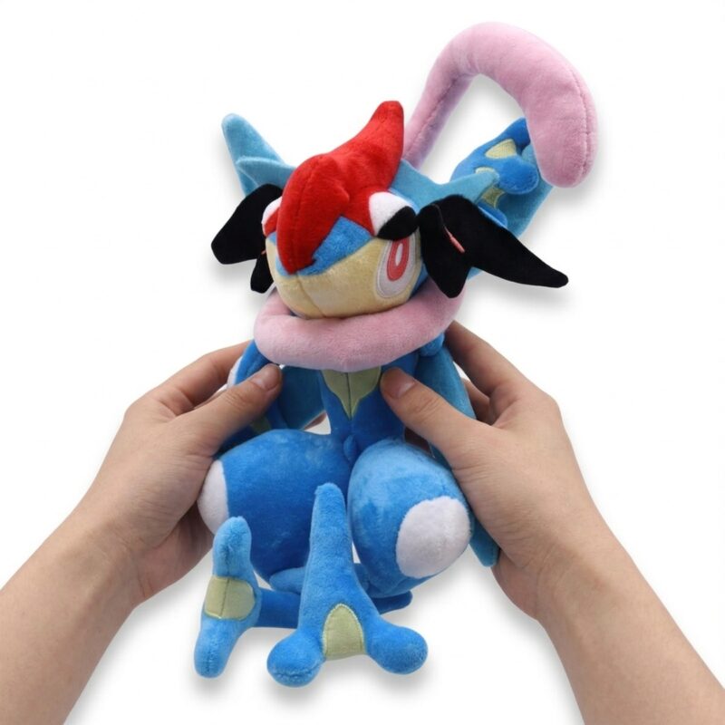 Ash Greninja Peluche sostenida en las manos