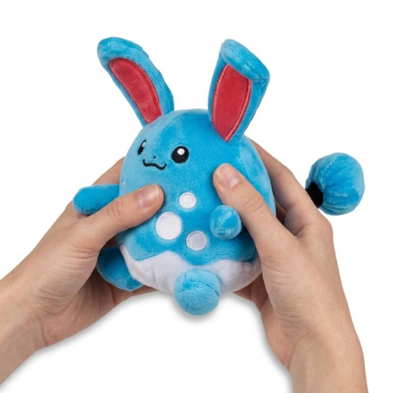 Azumarill Peluche sostenida en las manos