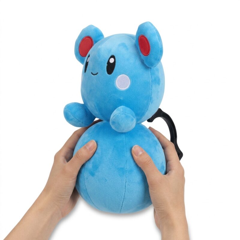 Azurill Peluche sostenido en las manos