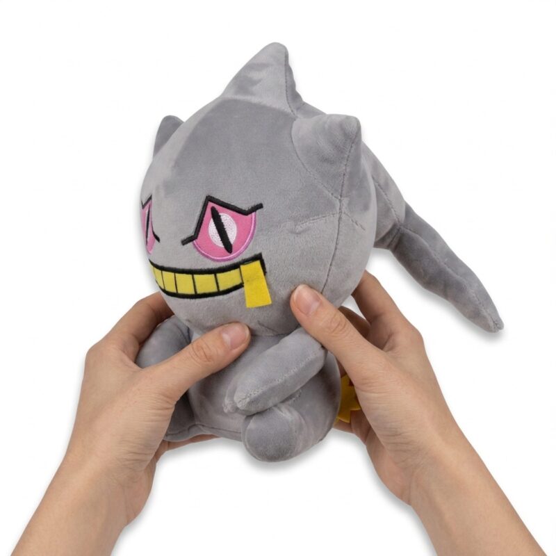 Banette Peluche sostenida en las manos