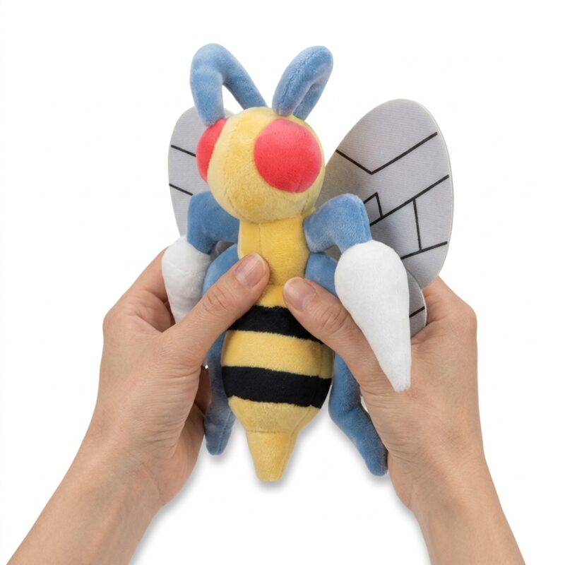 Beedrill Peluche sostenido en las manos