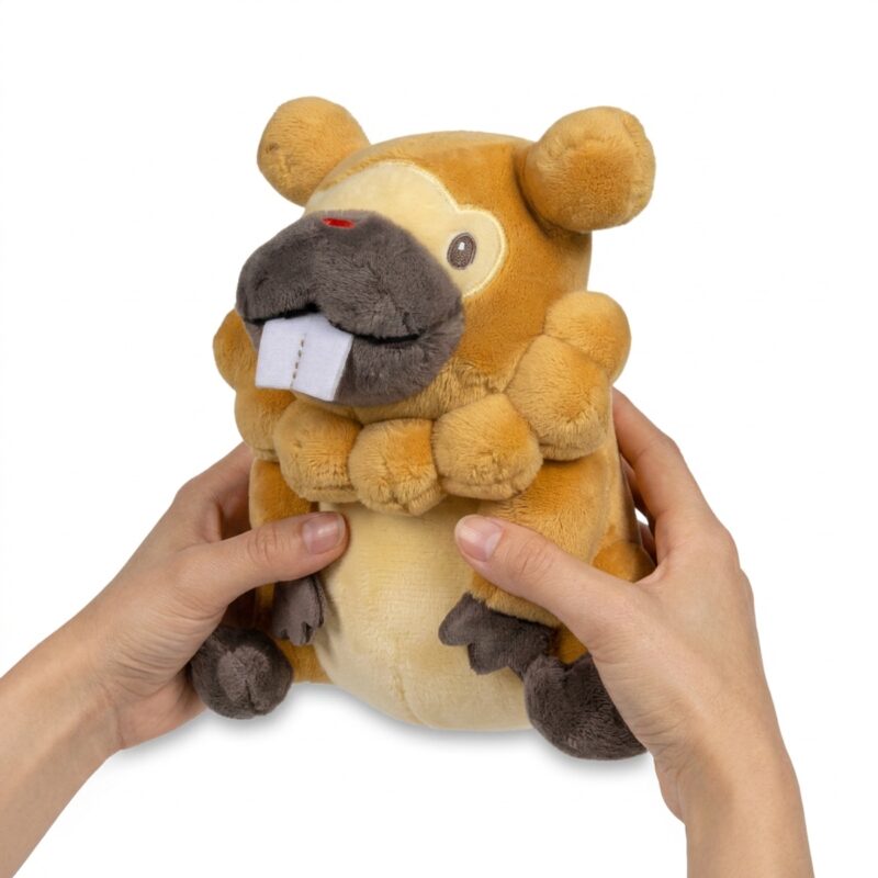Bidoof Peluche sostenida en la mano