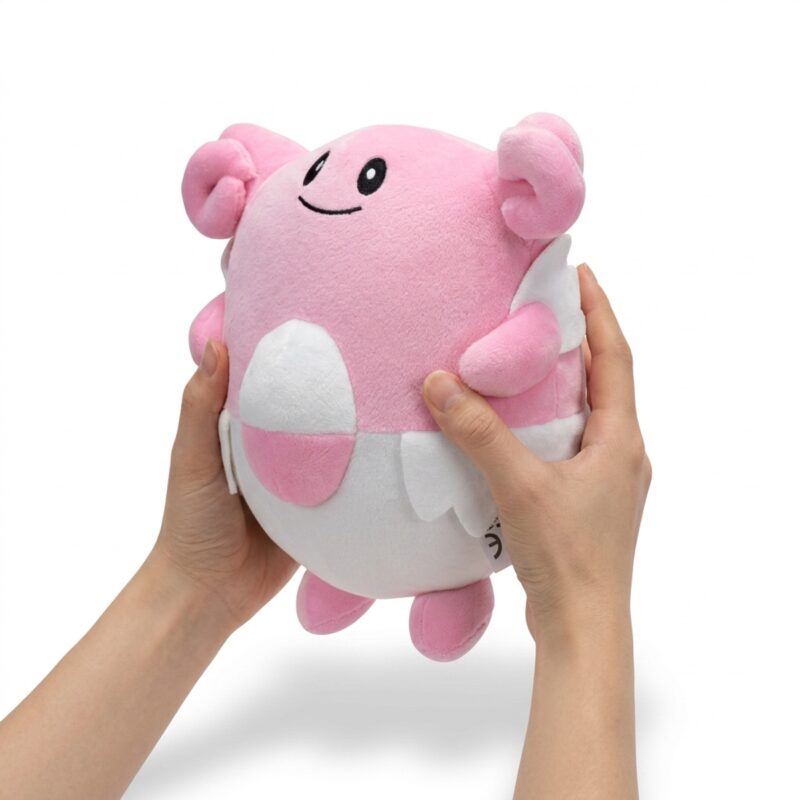 Blissey Peluche sostenida en las manos