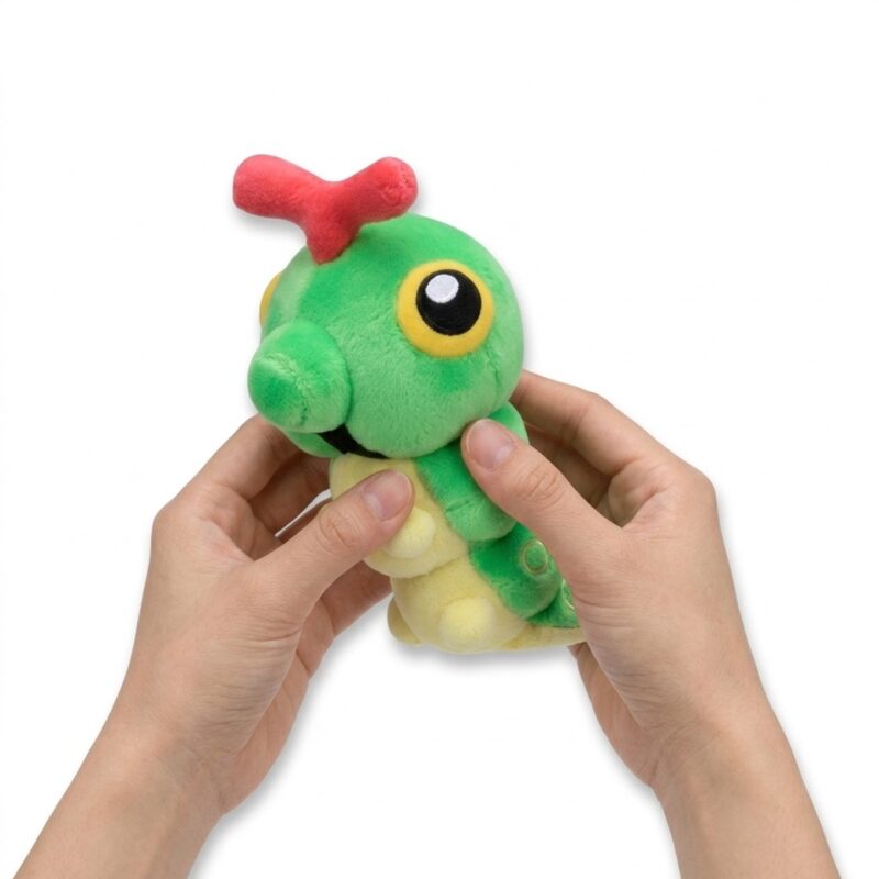 Caterpie Peluche sostenida en las manos