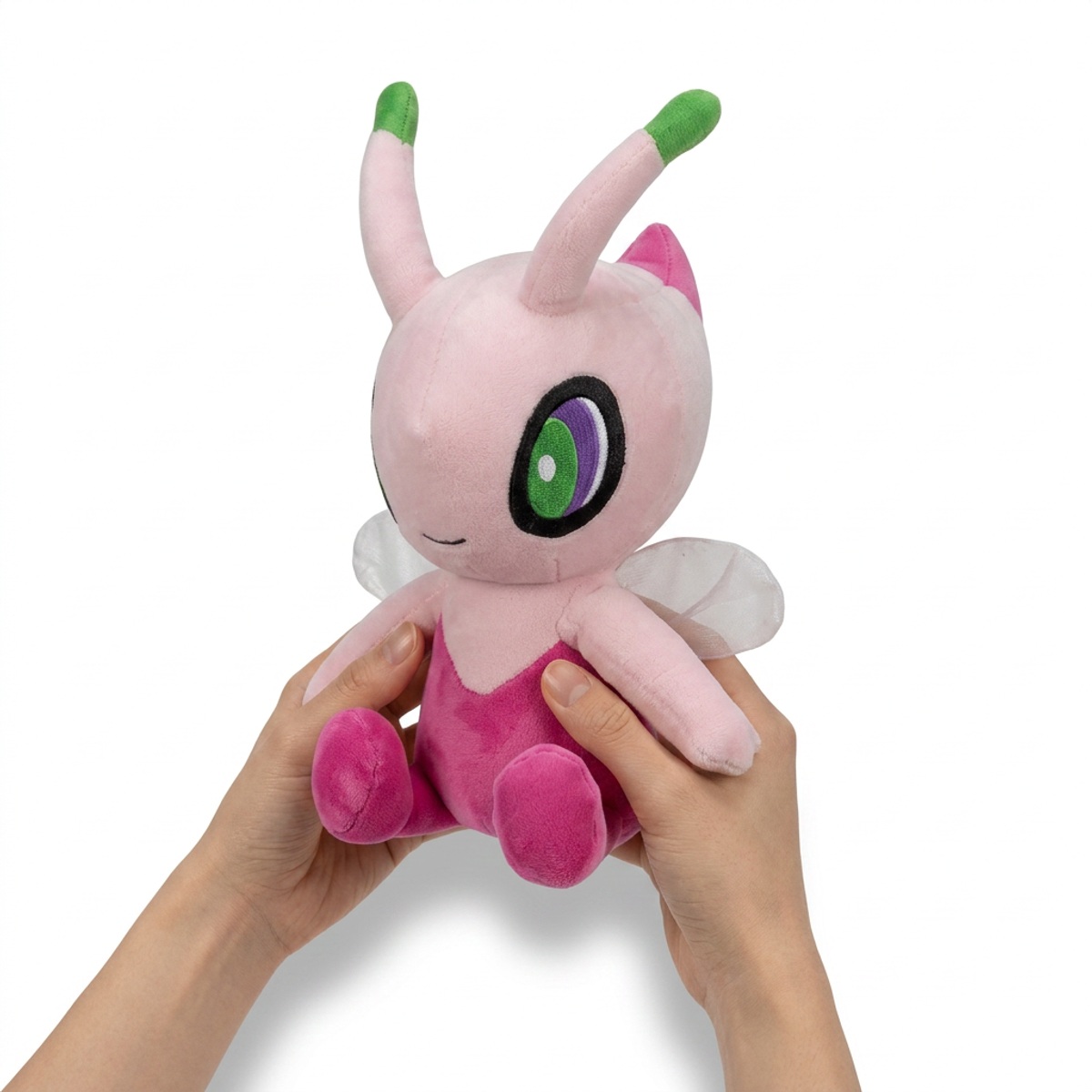 Peluche Celebi Shiny sostenida en las manos