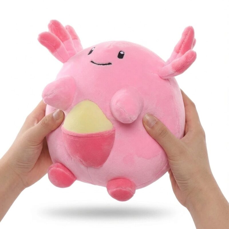 Chansey Peluche sostenida en las manos