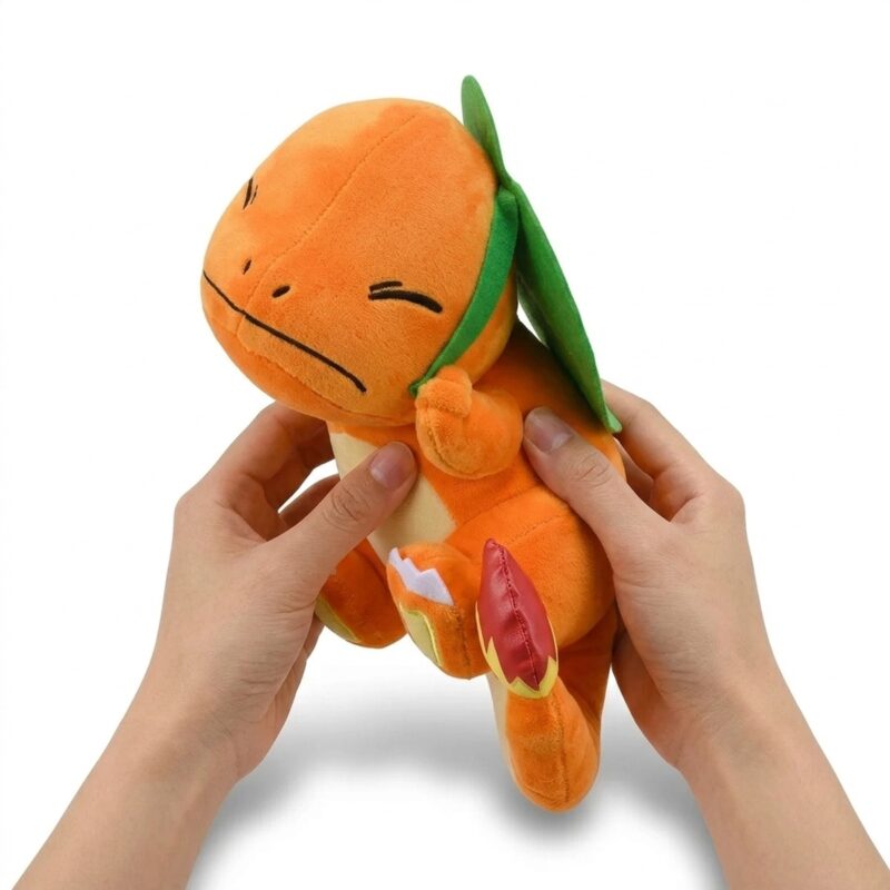 Peluche Charmander durmiendo sostenida en las manos
