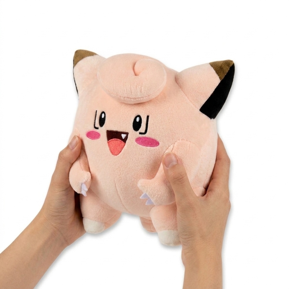 Clefairy Peluche sostenida en las manos