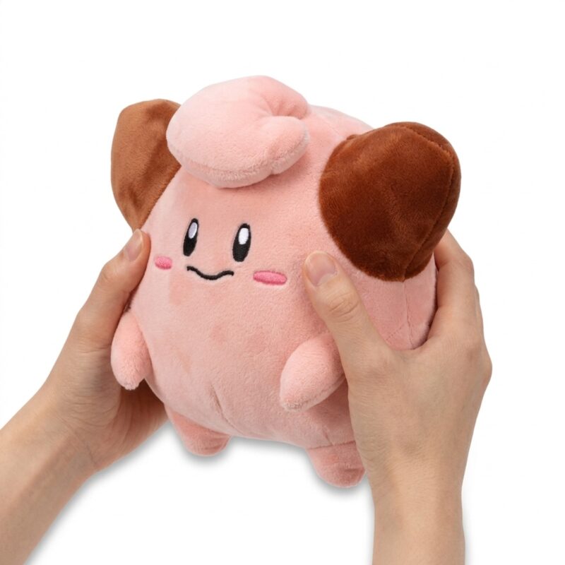 Cleffa Peluche sostenida en las manos
