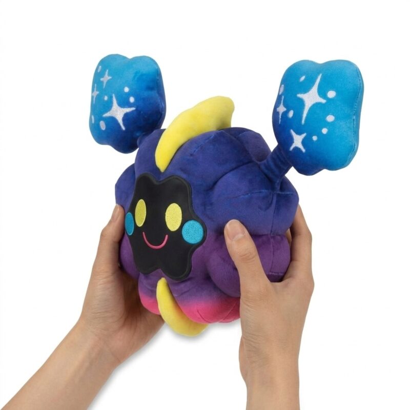 Cosmog Peluche sostenida en las manos