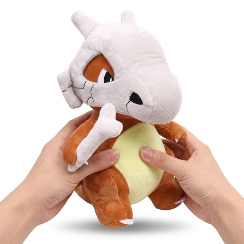 Cubone Peluche sostenido en las manos