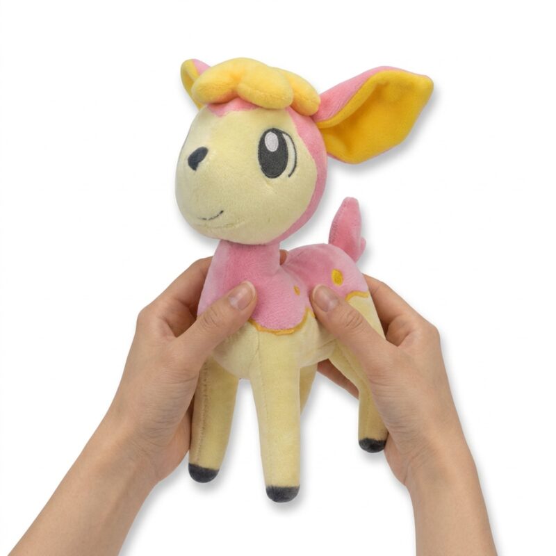 Deerling Peluche sostenida en las manos