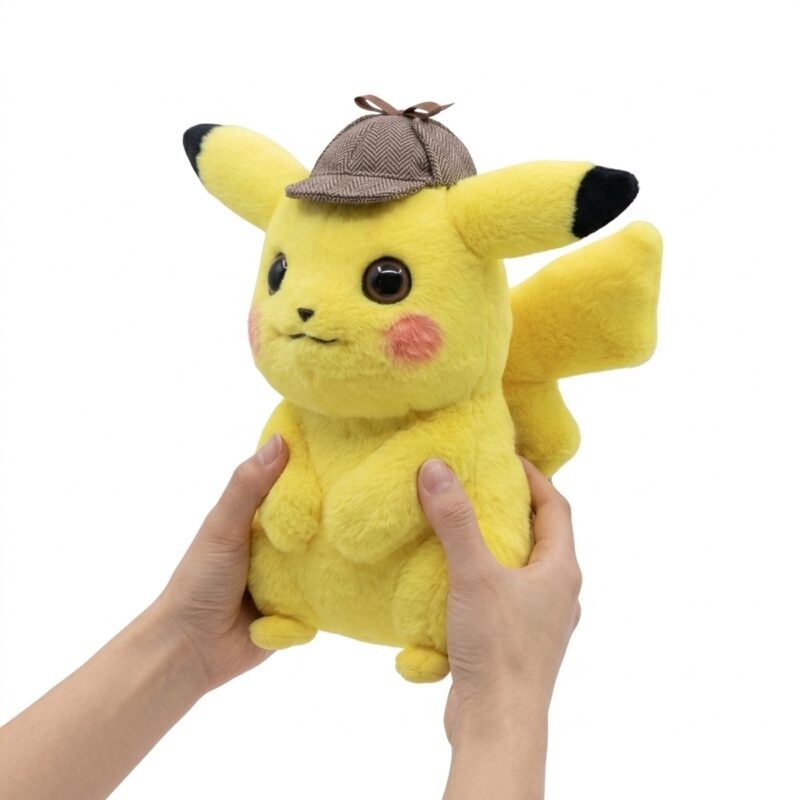 Peluche Detective Pikachu sostenida en las manos