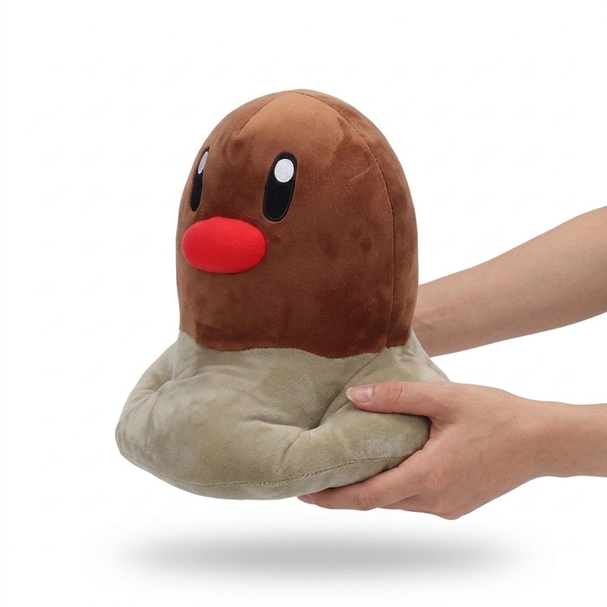 Diglett Peluche sostenida en las manos