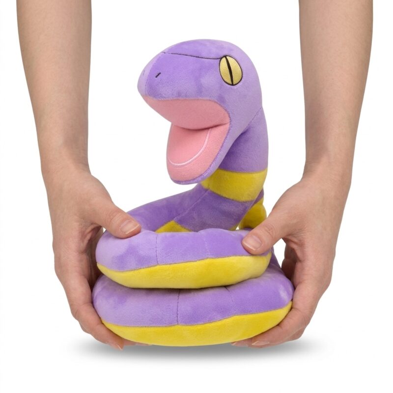 Ekans Peluche en las manos