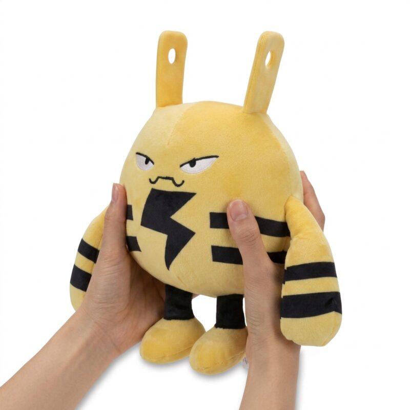 Elekid Peluche sostenida en las manos