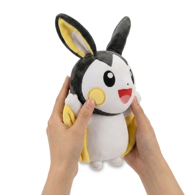Emolga Peluche sostenido en las manos