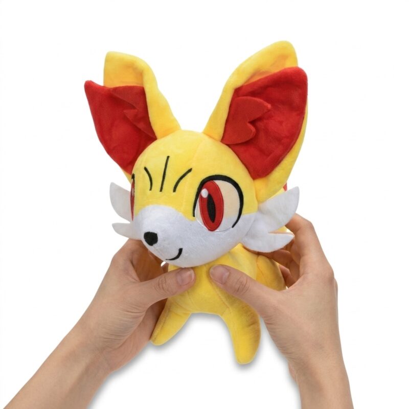 Fennekin Peluche sostenida en las manos