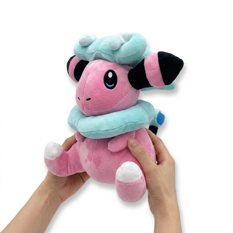Flaaffy Peluche sostenida en las manos
