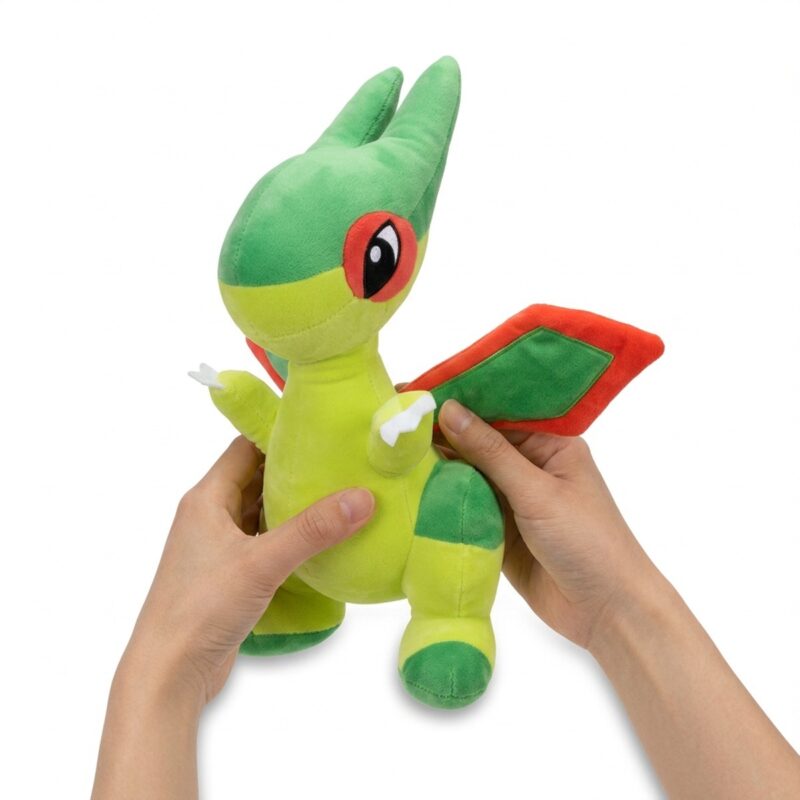 Flygon Peluche sostenida en las manos