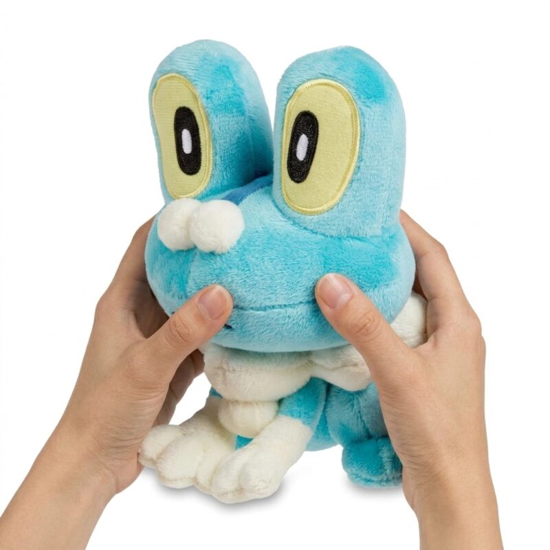 Froakie Peluche sostenido en las manos