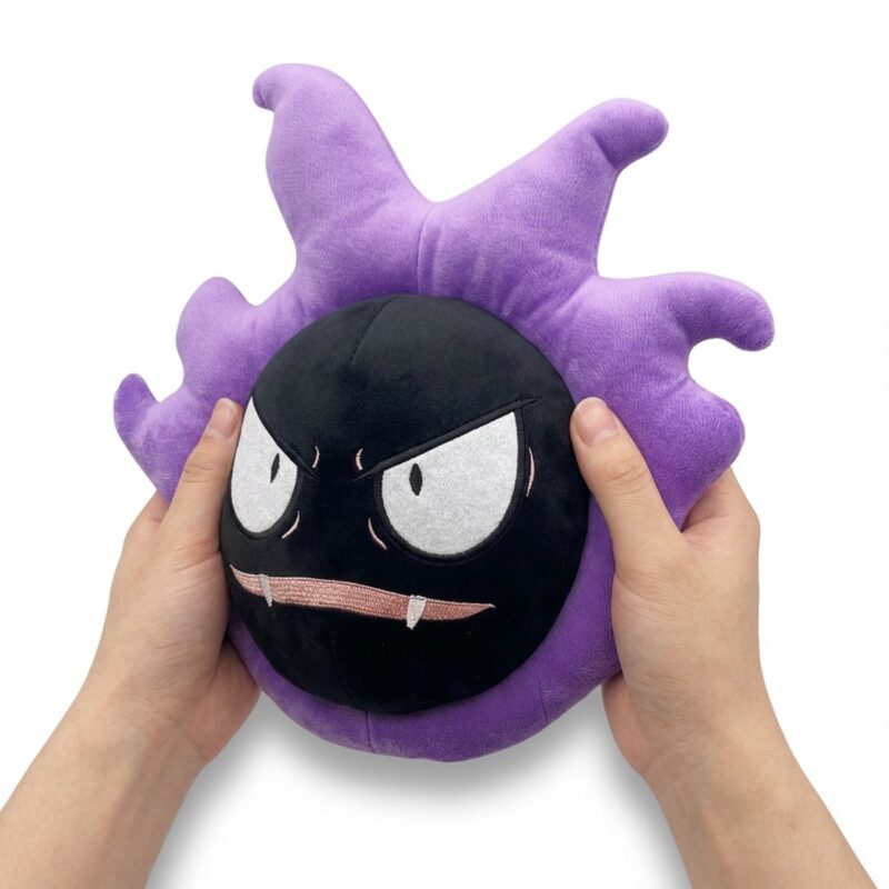 Gastly Peluche sostenida en las manos