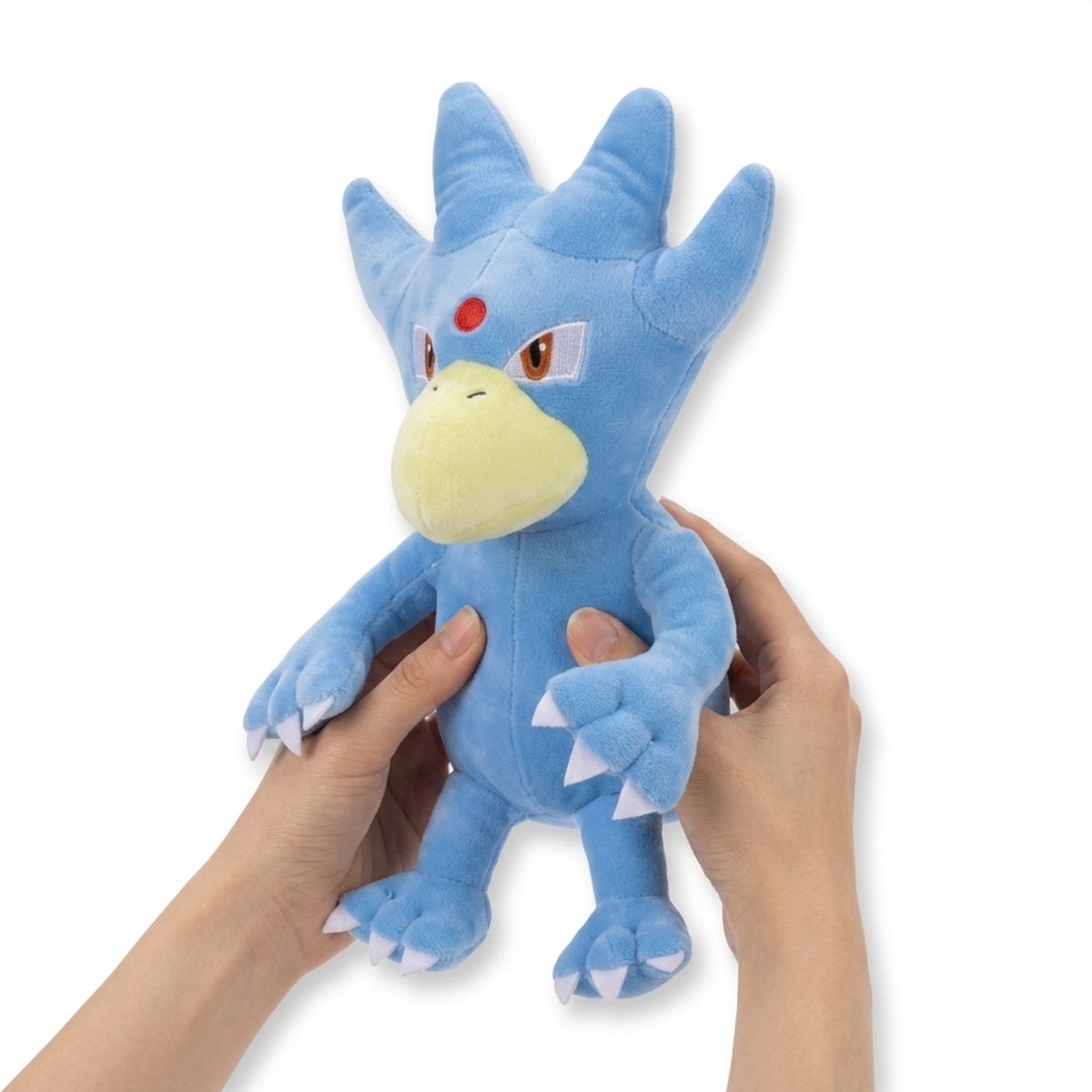 Golduck Peluche sostenido en las manos