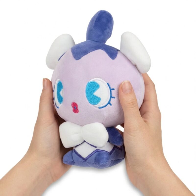 Gothita Peluche sostenida en las manos