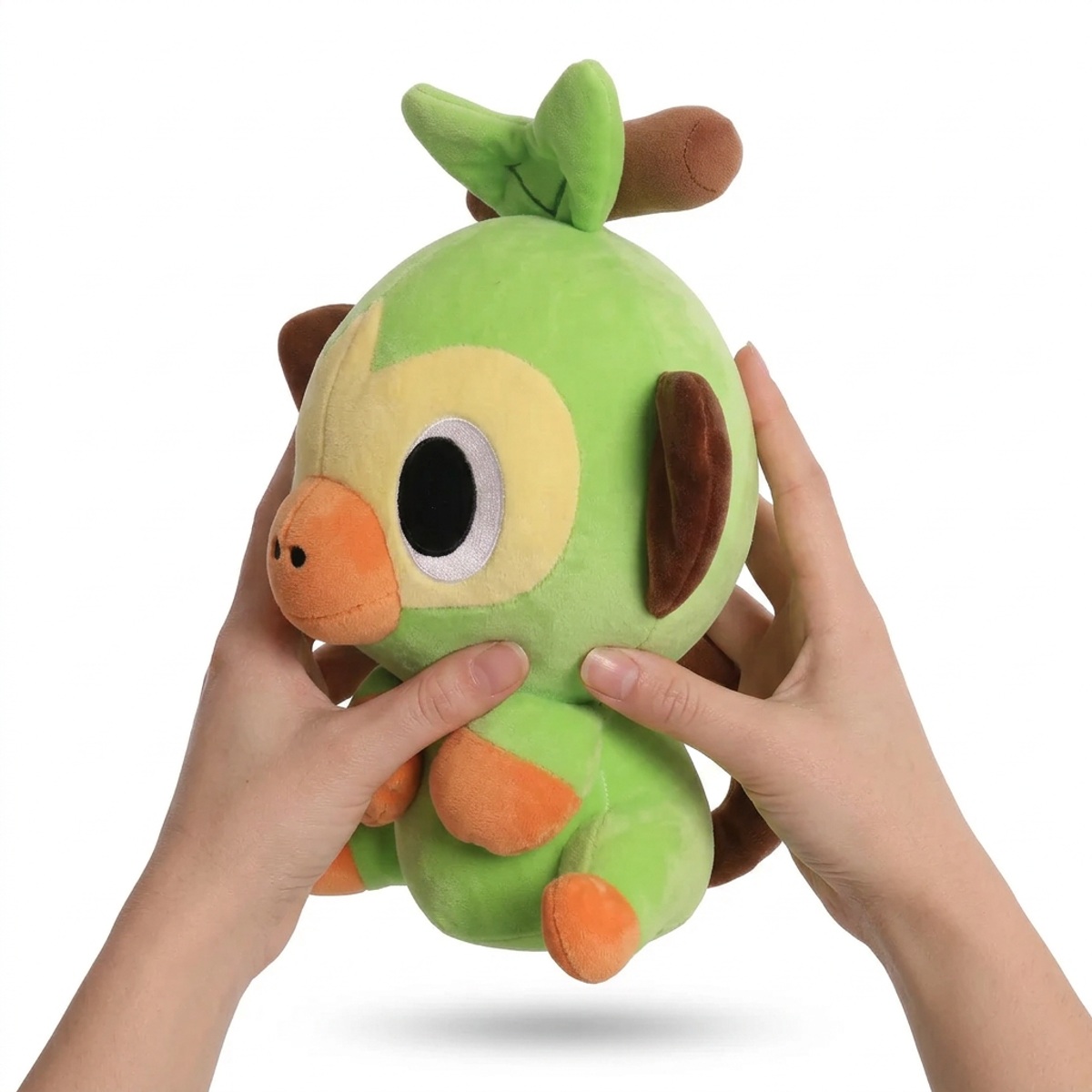 Grookey Peluche sostenido en las manos