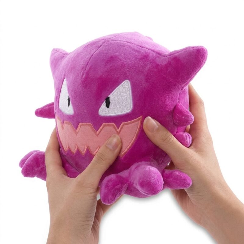 Haunter Peluche sostenido en las manos