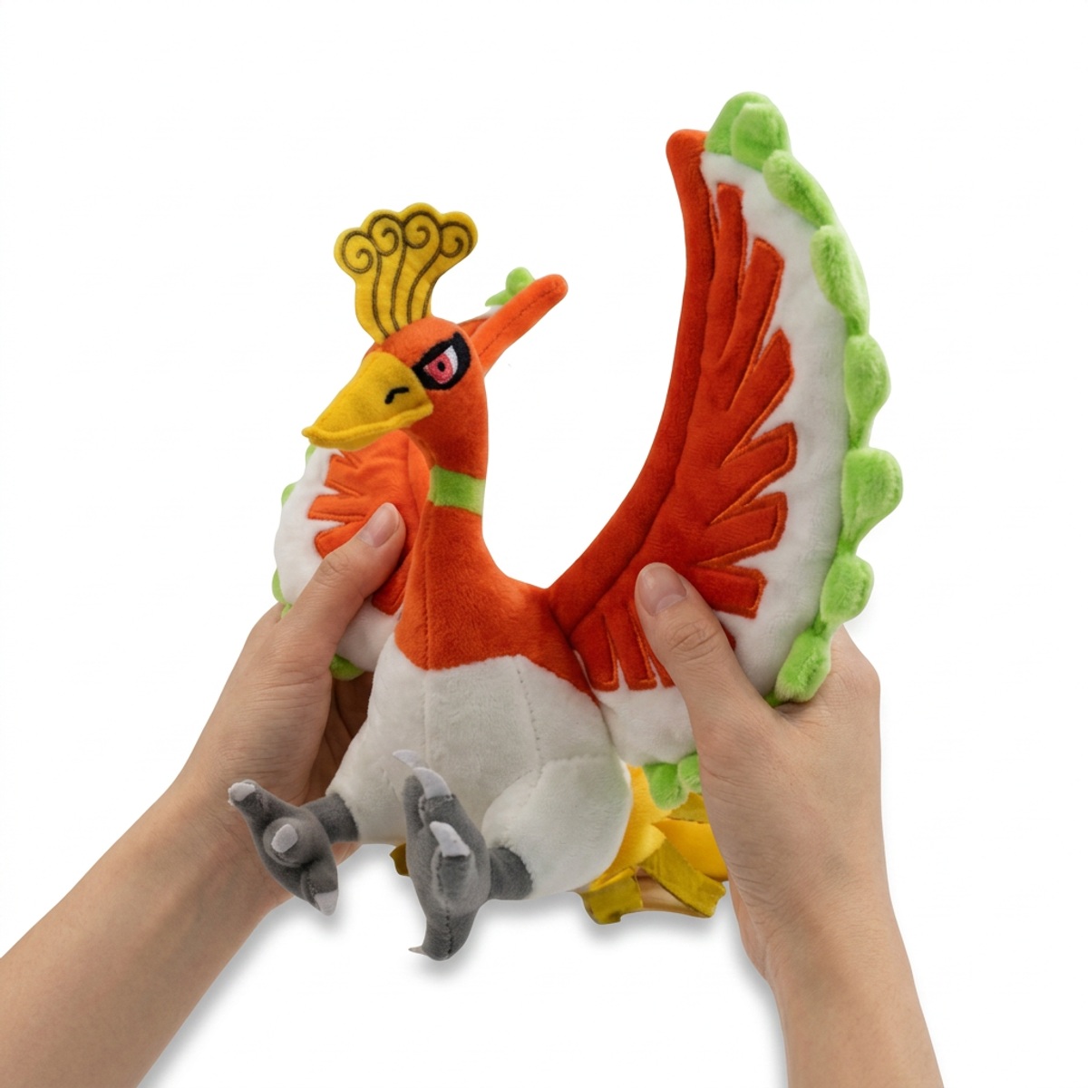Ho-Oh Peluche sostenida en las manos