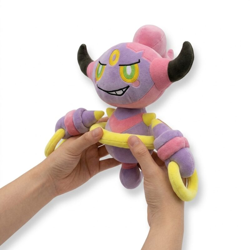 Hoopa Peluche sostenida en las manos