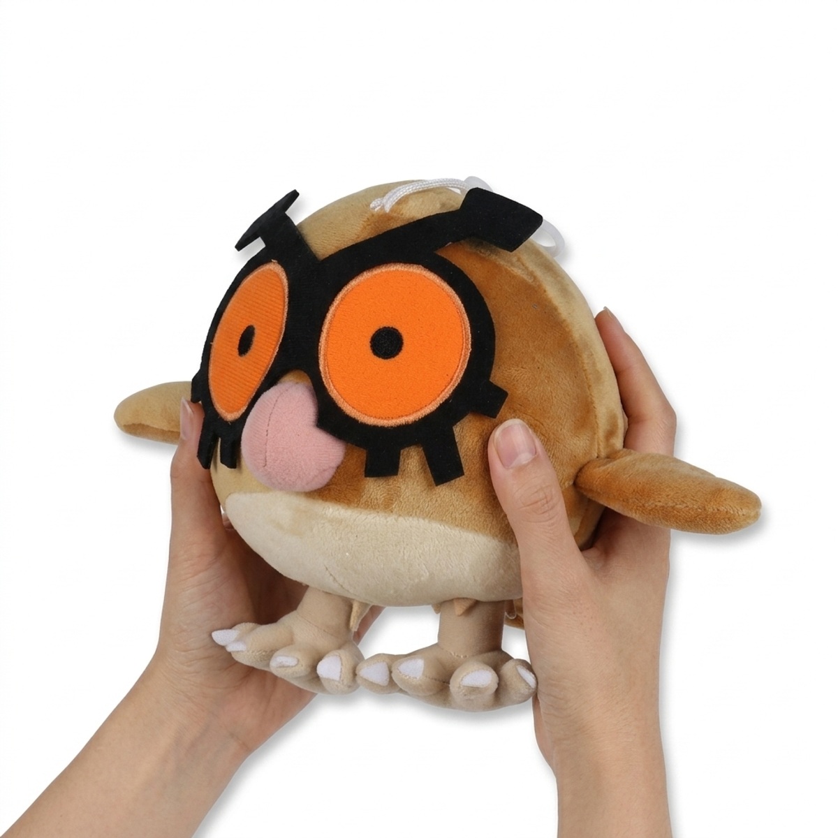 Hoothoot Peluche sostenida en las manos