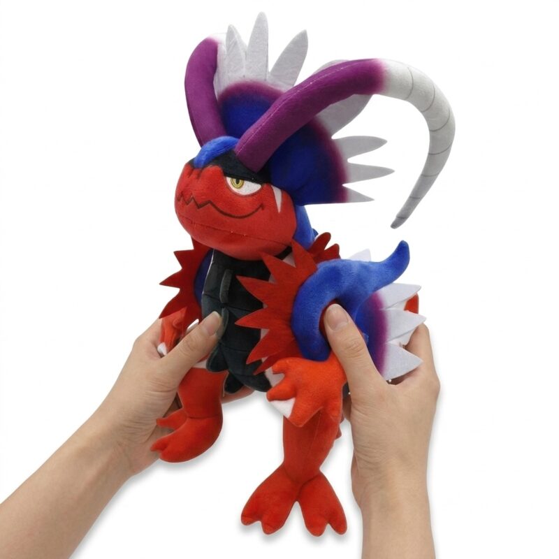 Koraidon Peluche sostenido en las manos